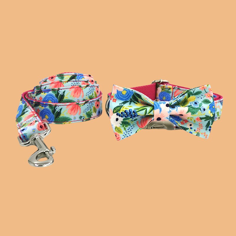 a dog leash with a bow tie on it